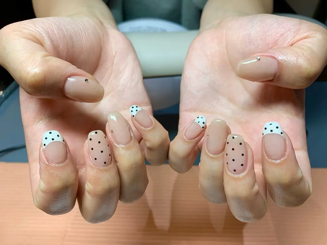 ネイル ドット フレンチネイル シンプルネイル 百瀬 直美のネイルデザイン
