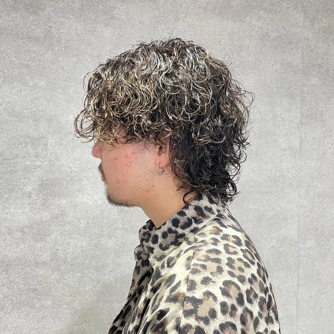 ショート カラー パーマ ヘアアレンジ メンズ キッズ ネイル マツエク・マツパ アイブロウ センターパート メンズ韓国風 メンズパーマ プードルパーマ スパイキーショート 仕上がり満足度No. 1🔥BLUCK🔥のヘアスタイル