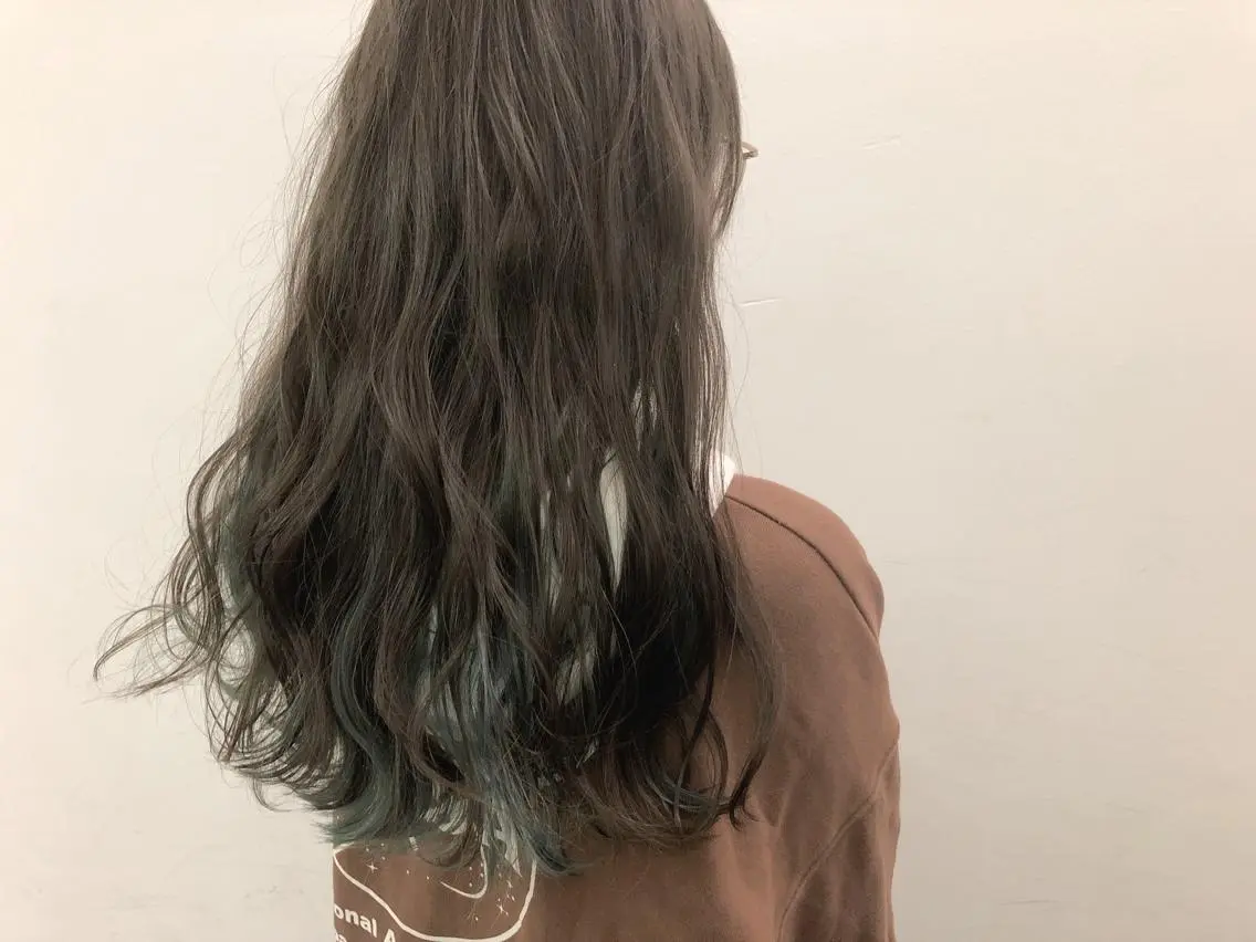 セミロング カラー アッシュ エメラルドグリーン インナーカラー ミント メンズ レイヤー ウルフ 弓木啓輔のヘアスタイル