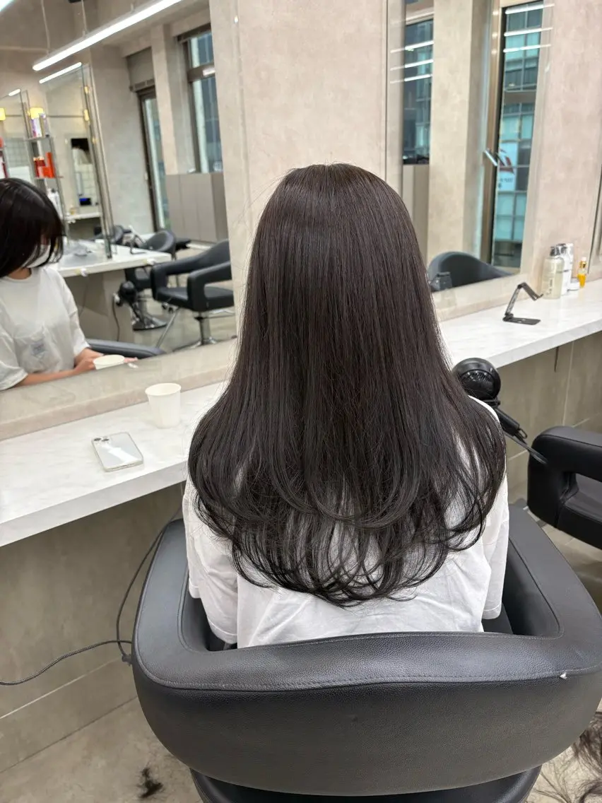 ロング 寒色/ベージュヘア ブリーチありMiOのヘアスタイル