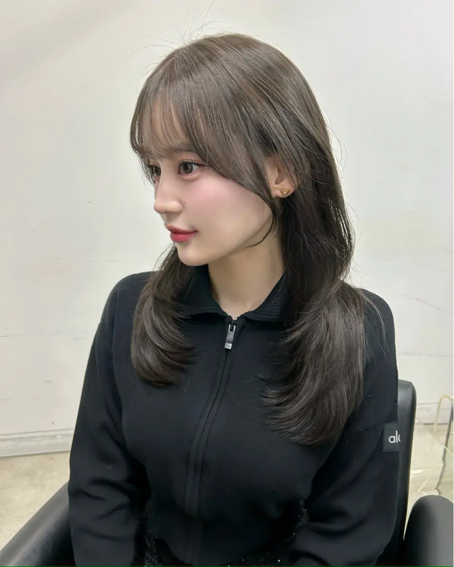 セミロング カラー グレージュ 韓国風ヘア レイヤーカット ワンホンヘア カット ヘアカラー トリートメント 韓国ヘア/レイヤー Lily Wongのヘアスタイル
