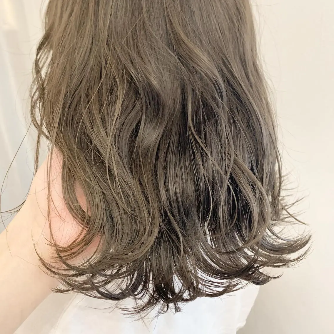 セミロング カラー ネイル ハイトーンボブ 前田 表参道　グレージュのヘアスタイル