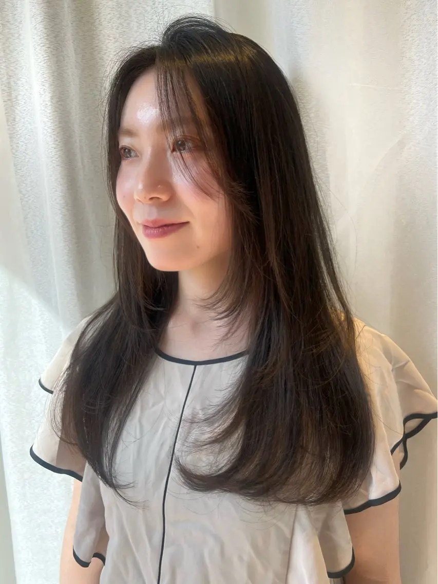 ロング カラー 成岡 愛美のヘアスタイル
