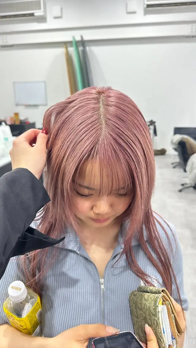 セミロング カラー アッシュ ピンクカラー ヘアカラー 西野 未桜のヘアスタイル