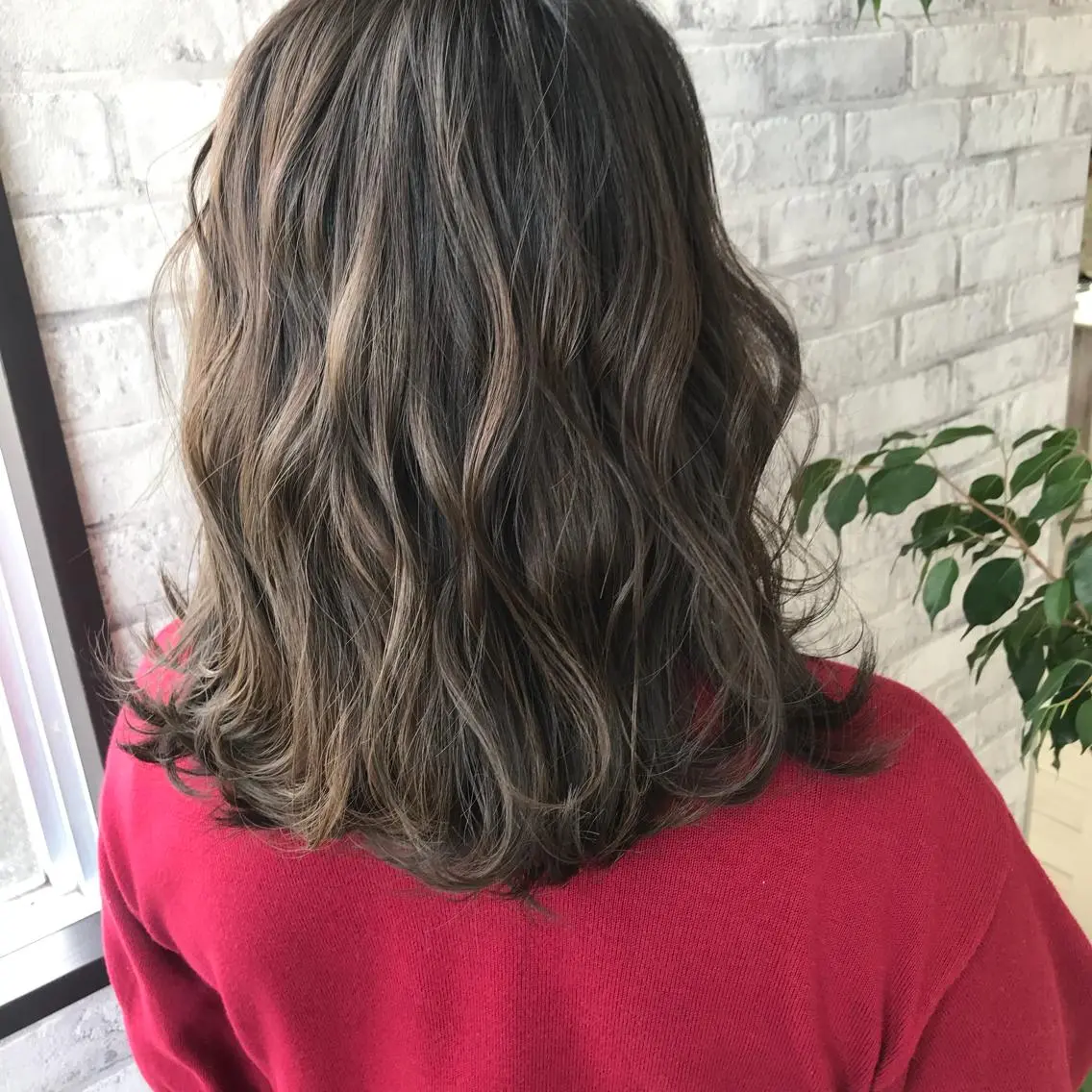ミディアム カラー ブリーチ 透明感カラー ブリーチなしカラー ヘアカラー トリートメント Oopsレイヤー 加藤澄都のヘアスタイル