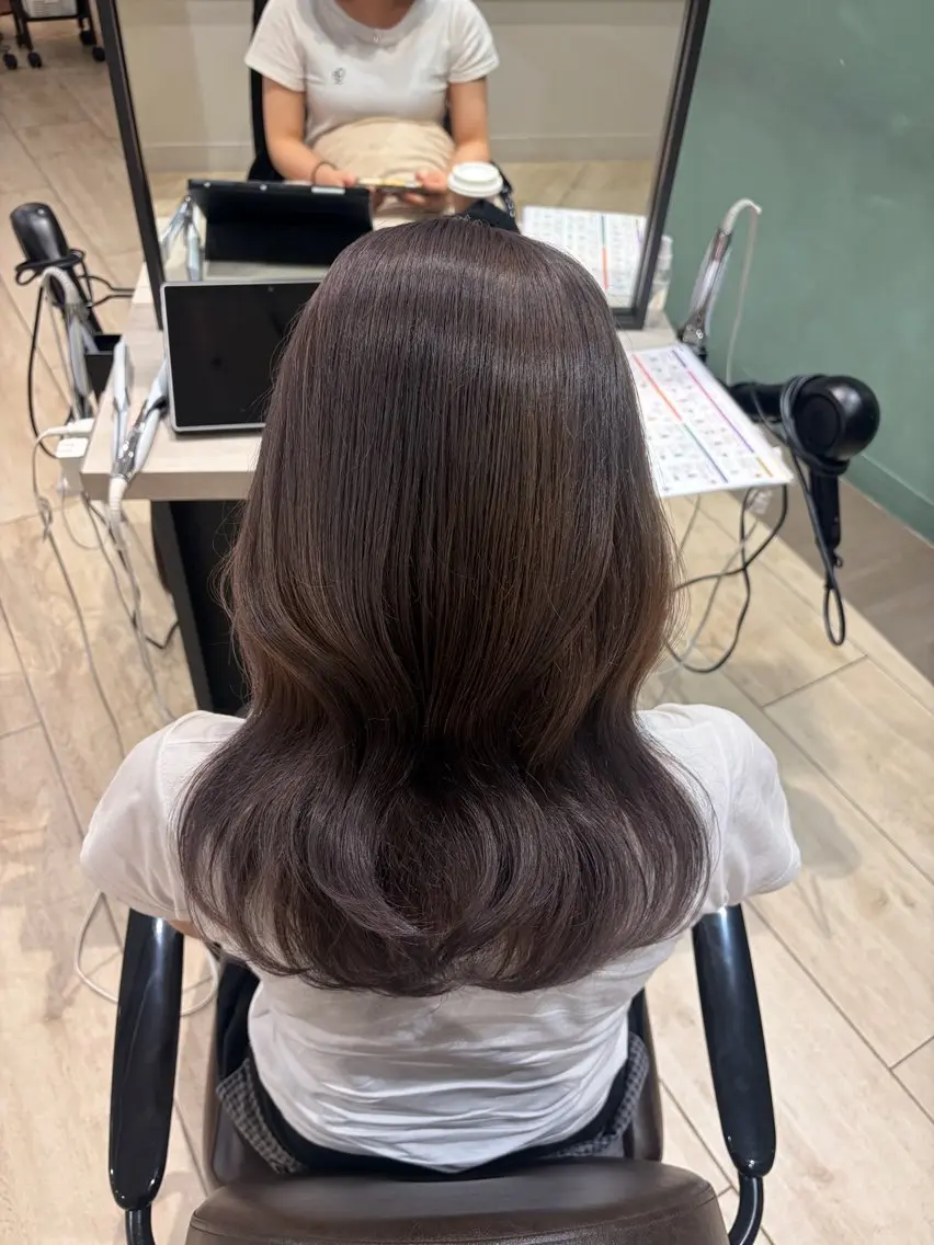 セミロング ヘアカラー すみれ✨レイヤー 🫧透明感カラーのヘアスタイル