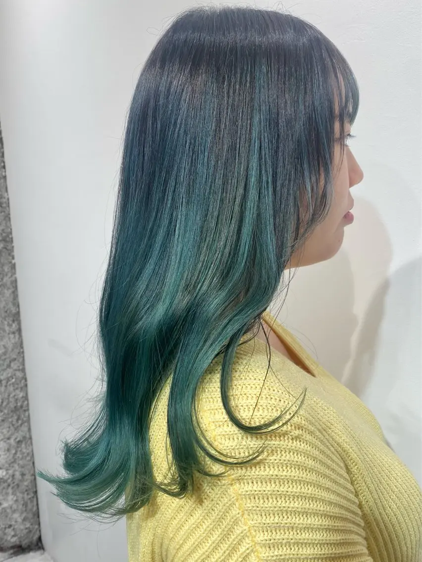 セミロング カラー ヘアアレンジ バレイヤージュ エメラルドグリーン レイヤーカット ヘアカラー トリートメント ［似合わせヘア］ ✂︎OGURO✂︎のヘアスタイル