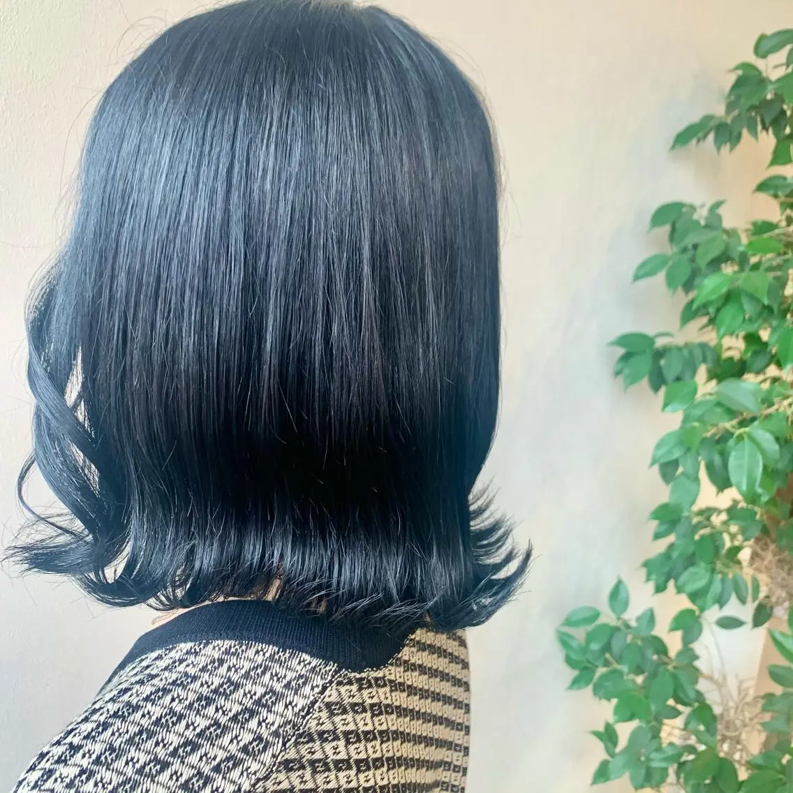 ミディアム カラー 黒髪 ブリーチ ブルーカラー ブルーブラック ブリーチなしカラー bh.maara デザイン／ハイトーンのヘアスタイル