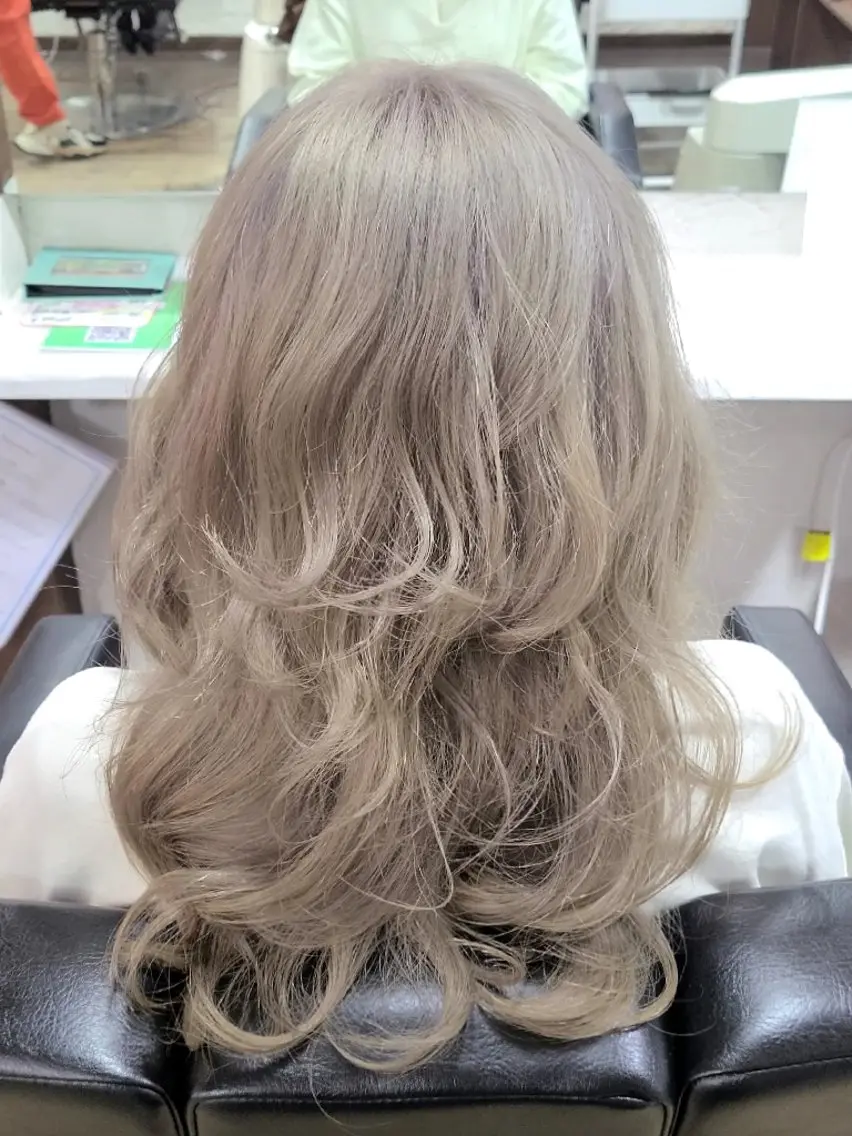 ロング カラー ベージュカラー ブリーチ ホワイトベージュ Colores Ryuのヘアスタイル