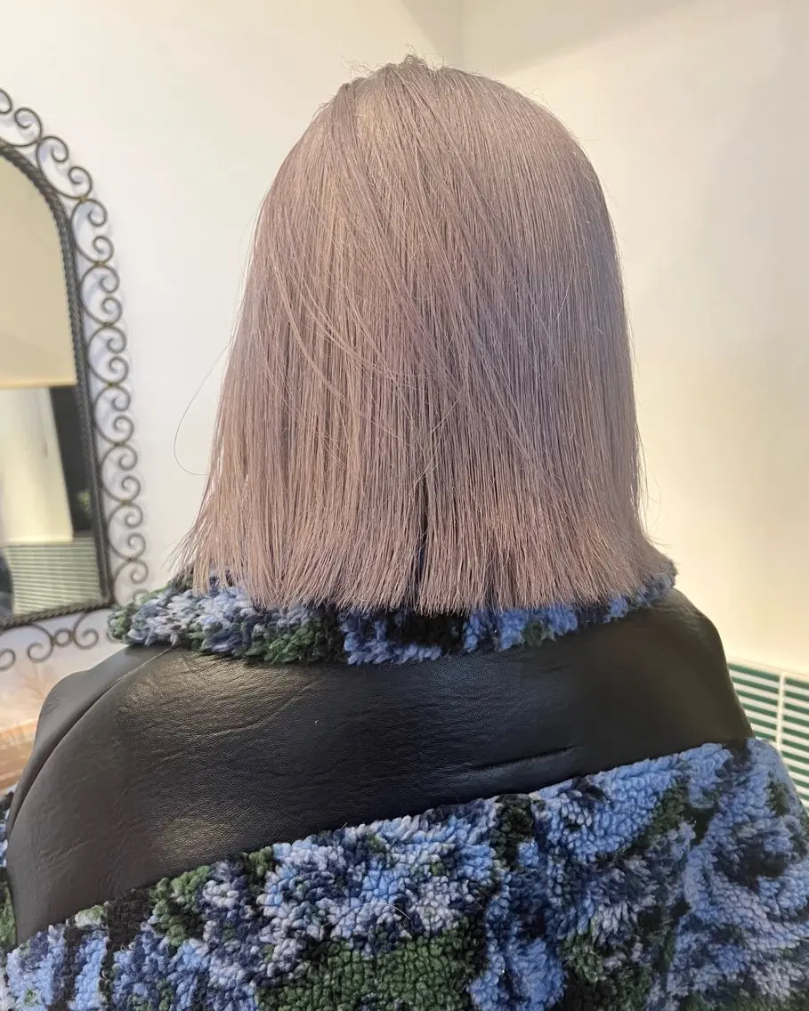 ミディアム カット ヘアカラー ミルクティーベージュ outaのヘアスタイル