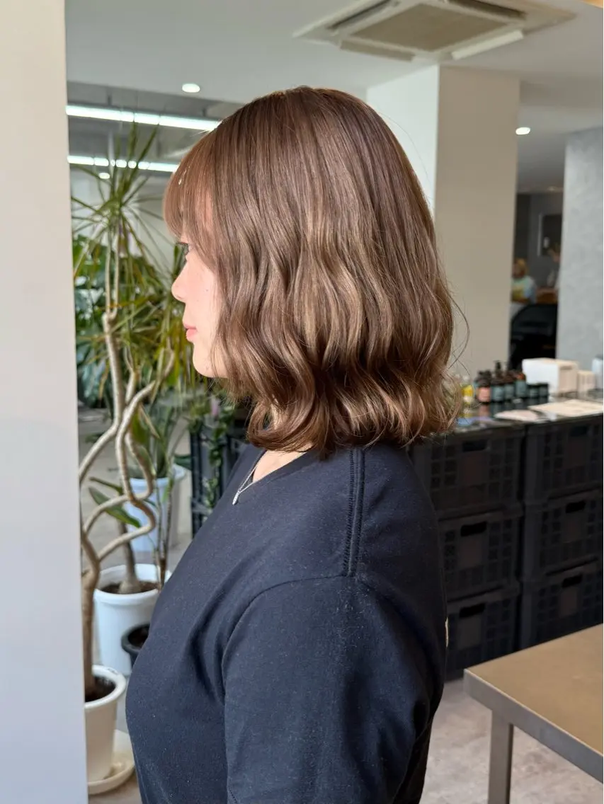 ミディアム カラー ベージュカラー ブリーチ ヘーゼル カット ヘアカラー azumi/グレー ジュ/オリーブ/縮毛のヘアスタイル