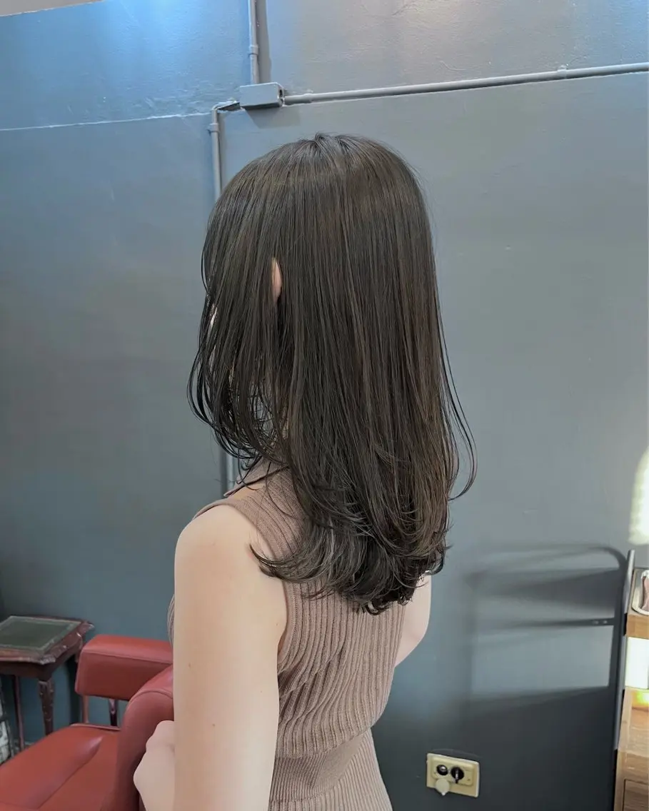 セミロング カット ヘアカラー 暗髪とオリーブ🌿 渡辺拓人のヘアスタイル