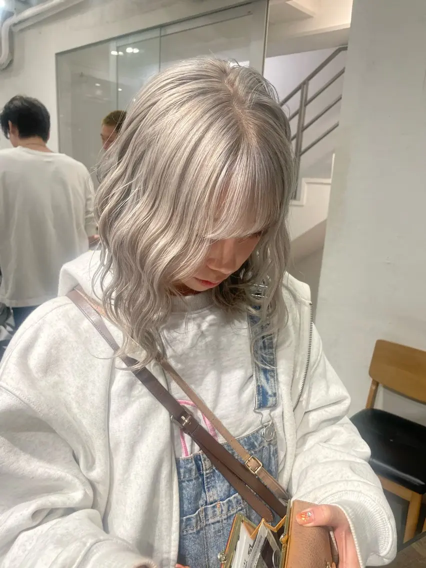 セミロング カラー セミロングパーマ ブリーチ ケアブリーチ デザインカラー ダブルカラー ヘアカラー トリートメント スパイラルパーマ 🌐hina⭐️のヘアスタイル