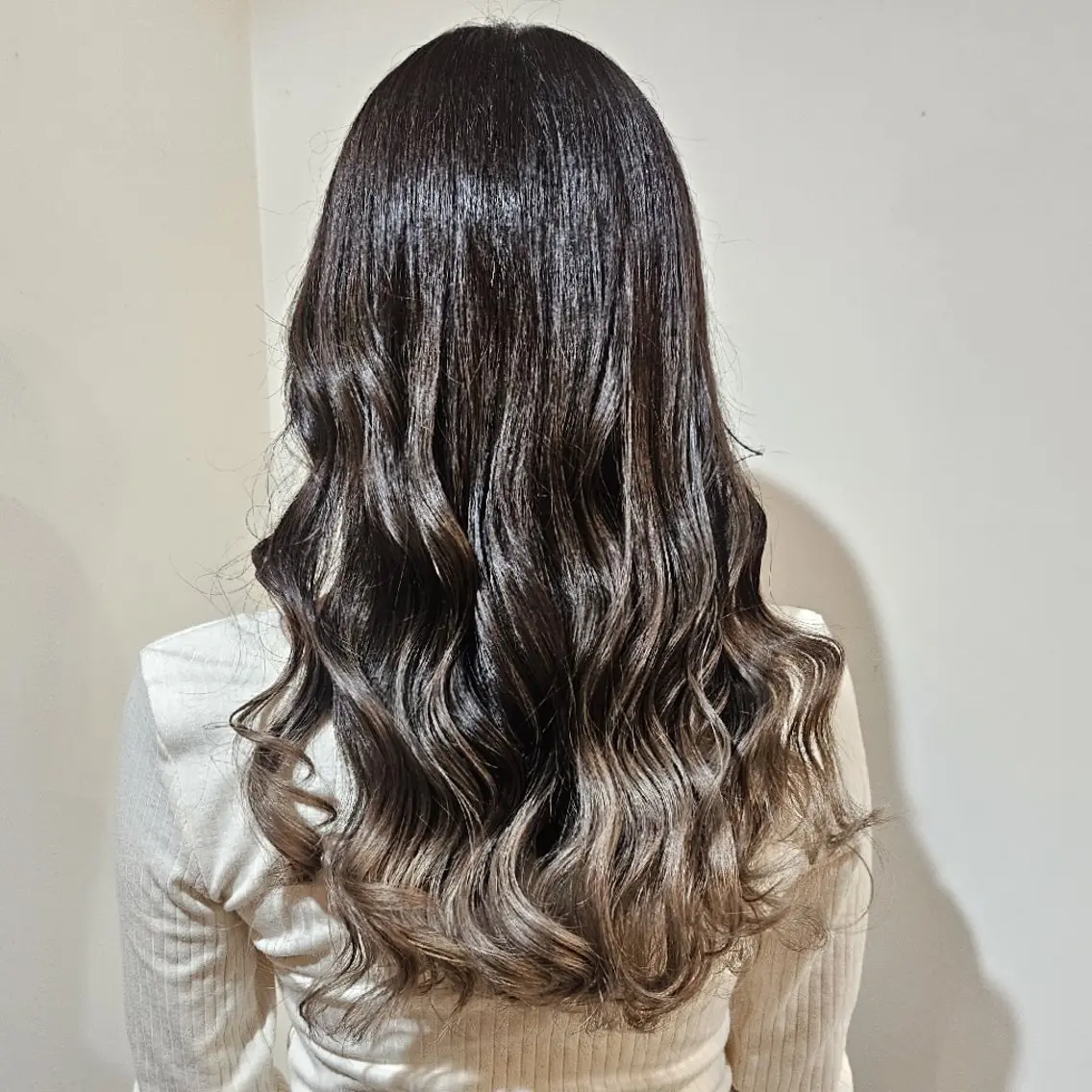 ロング カラー ベージュカラー グラデーションカラー カット ヘアカラー トリートメント 🇰🇷透明感×ハイ トーン🌟tomoのヘアスタイル