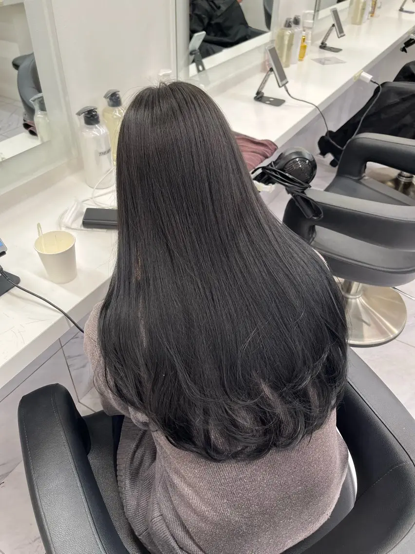 ロング 寒色/ベージュヘア ブリーチありMiOのヘアスタイル