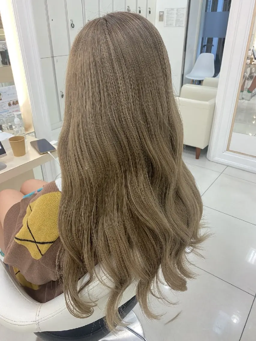 ロング カラー ベージュカラー ブリーチ 浅見 愛菜のヘアスタイル