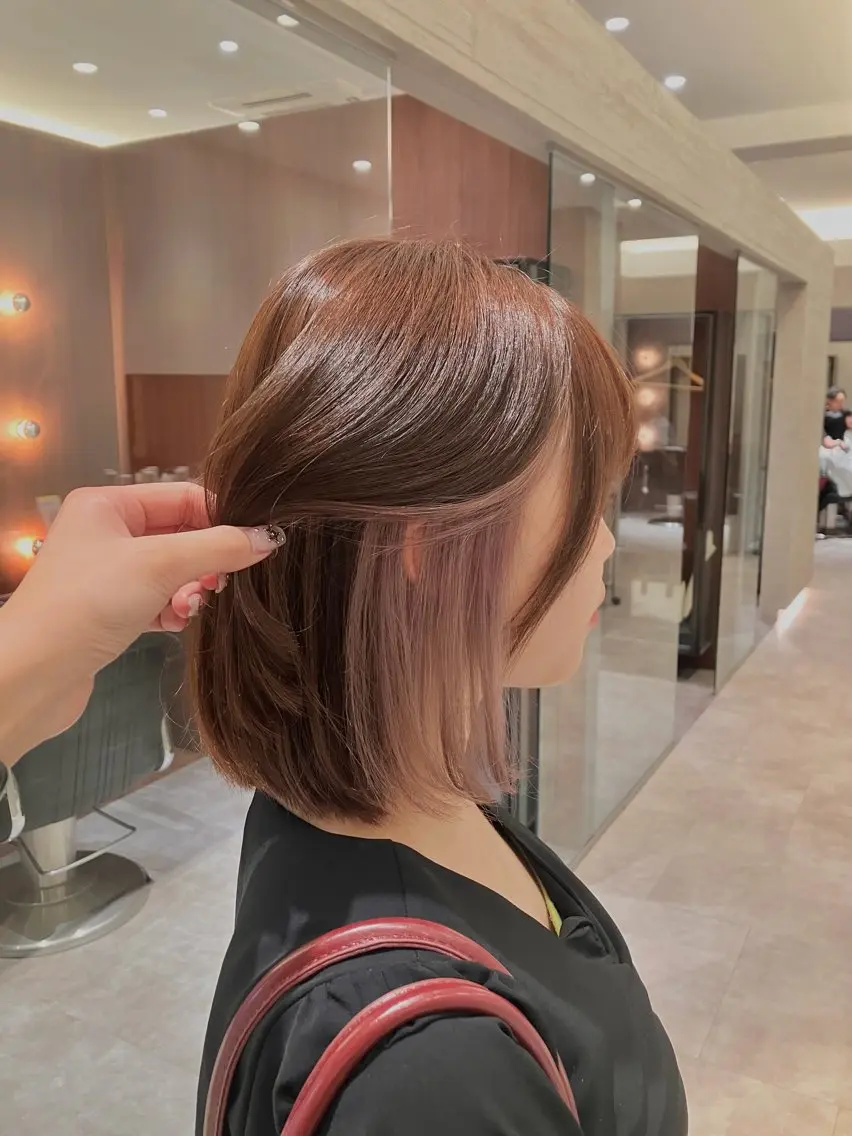 ミディアム カラー ピンクカラー ホワイトピンク ヘアカラー サキ🤍ハイトーン 🩰くびれ巻きヘアのヘアスタイル
