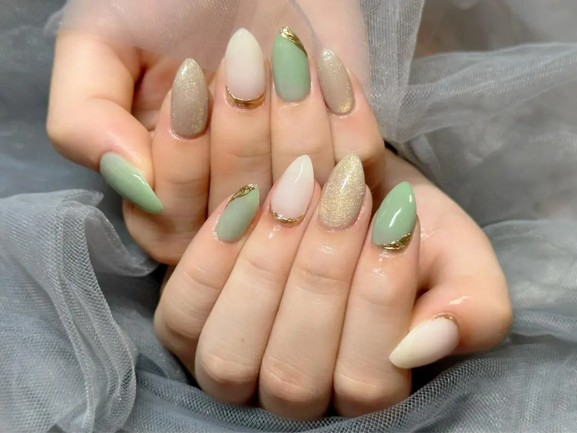 ネイル グリーン ニュアンスネイル ホワイト ハンドネイル Nail Salon KURELLYのネイルデザイン