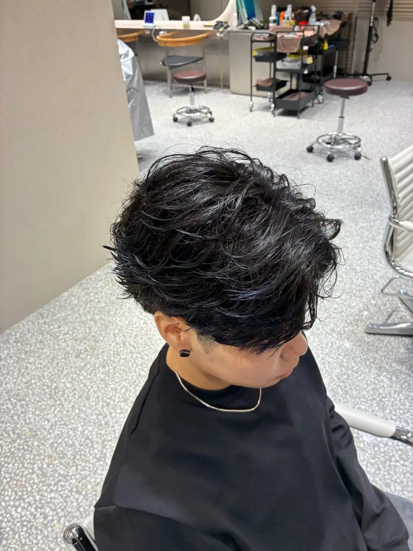 メンズ フェザーパーマ メンズパーマ カラーブリーチ特化 石原勇希のヘアスタイル
