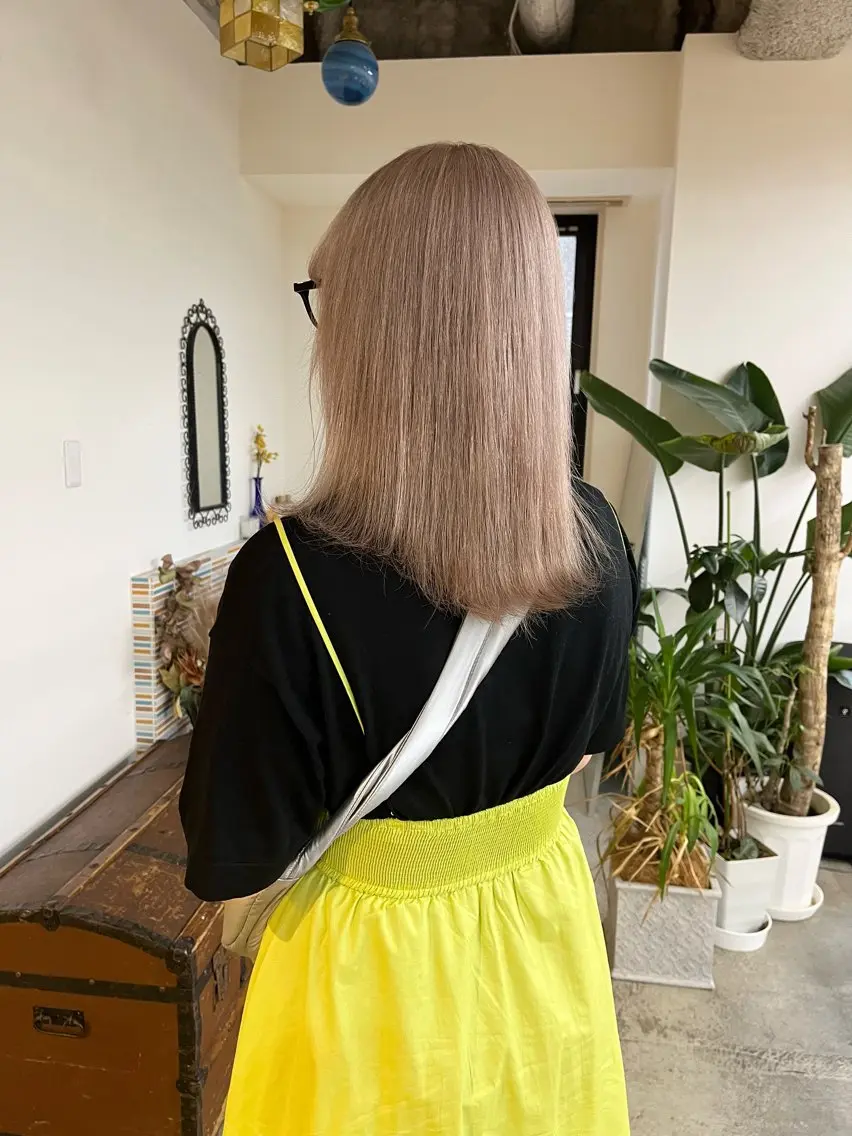 ミディアム カラー ベージュカラー ブリーチ ミルクティーベージュ カット ヘアカラー トリートメント 🩷ハイトーン透明感 レイヤー🩷ユリカのヘアスタイル
