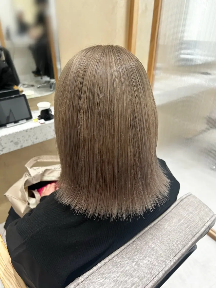 ミディアム カラー ベージュカラー ブリーチ ミルクティーベージュ カット ヘアカラー 🫧艶髪ボブ🫧 チカのヘアスタイル