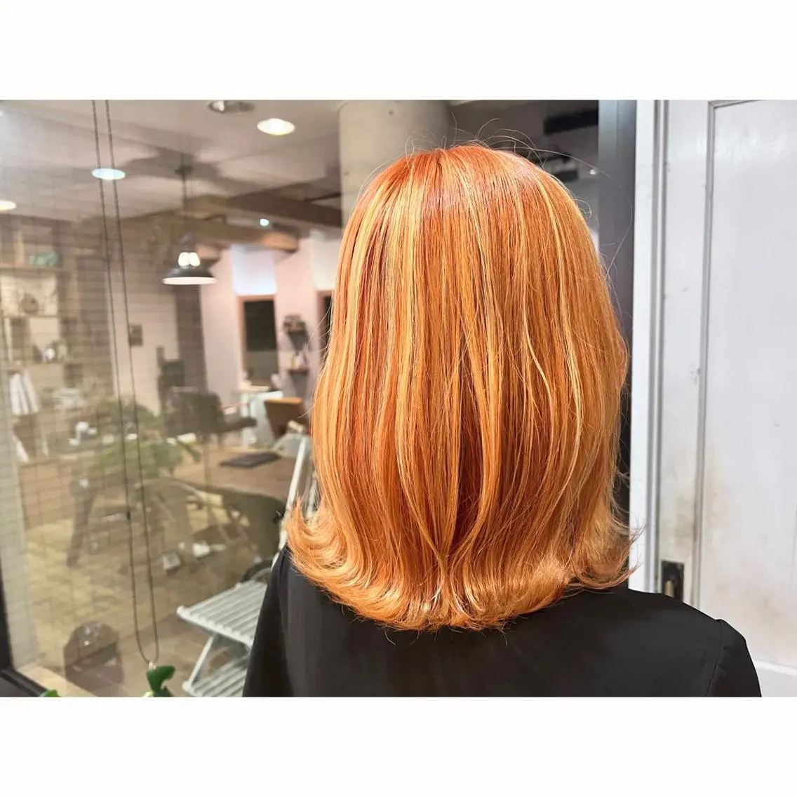 セミロング カラー ブリーチ オレンジ イエローカラー ツキダテ ユイのヘアスタイル