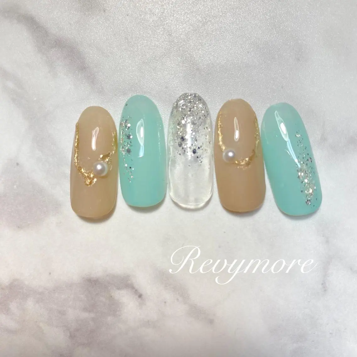 ミディアム ネイル 韓国風ヘア ジェルネイル キラキラネイル 韓国ネイル ニュアンスネイル nail salon Revymoreのネイルデザイン