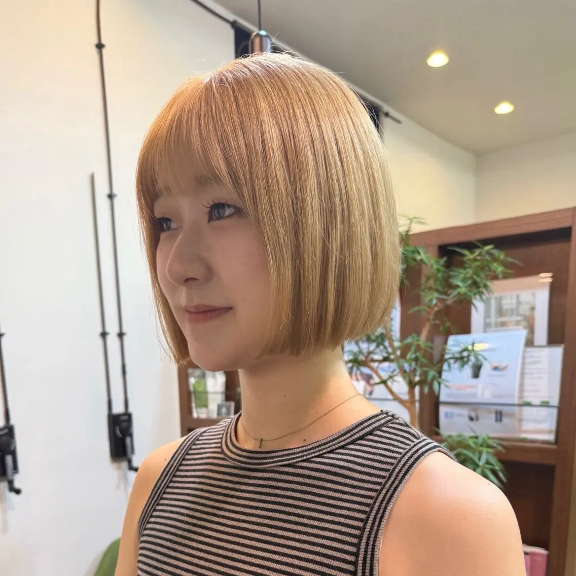 ミディアム カラー 抜きっぱなしブロンド ヘアカラー トリートメント shin enom yuukaのヘアスタイル