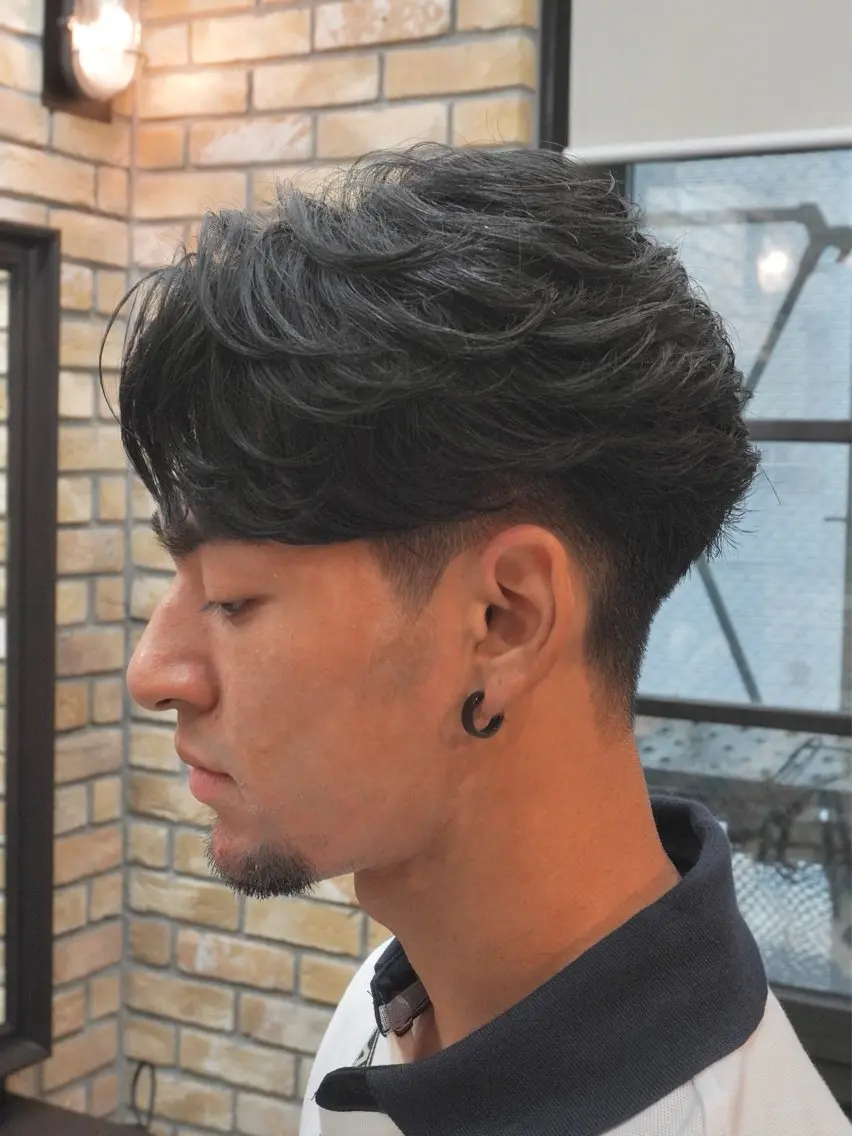 ショート パーマ ヘアアレンジ メンズ センターパート フェザーパーマ メンズパーマ 縮毛矯正 ニュアンスパーマ カット 縮毛矯正 HIKARI メンズ満足度No.1のヘアスタイル