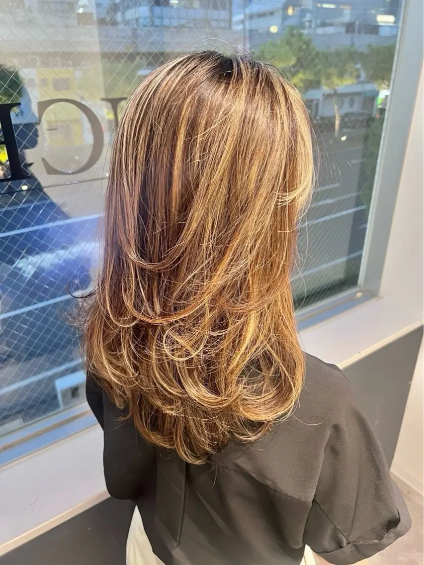 セミロング カラー ハイライトカラー 外国人風カラー ハイライト レイヤーカット 穐田 航のヘアスタイル