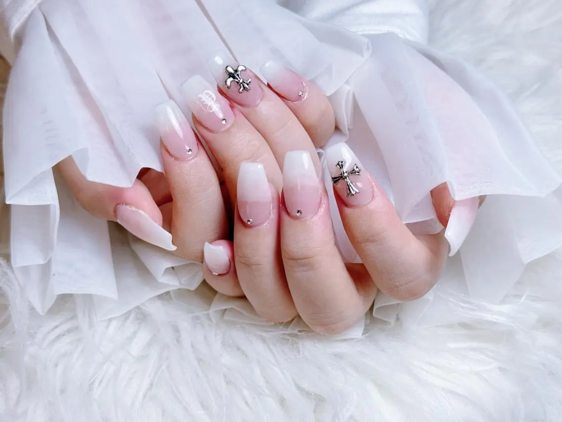 ネイル ストーンネイル ハンドネイル 🩵Yun nail Salon 🩵のネイルデザイン