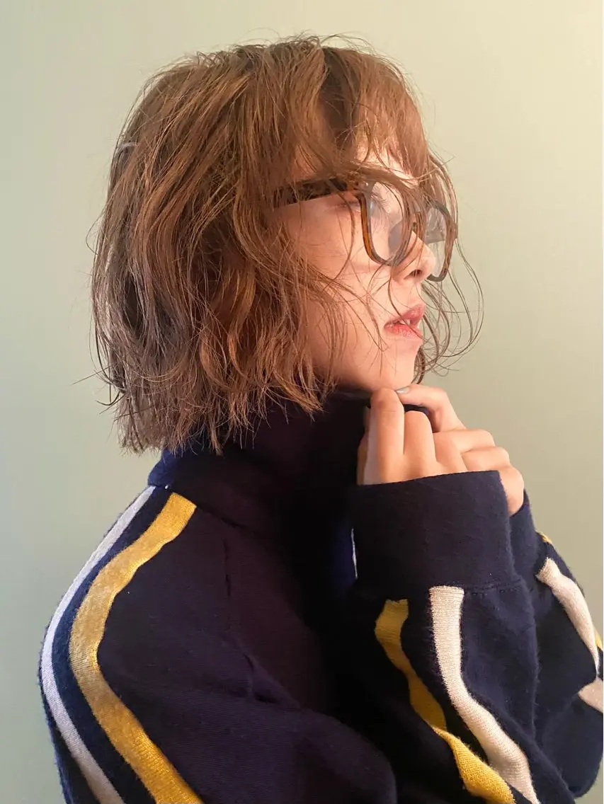 ショート ブリーチカラー/ブロ ンドレイヤーカットのヘアスタイル