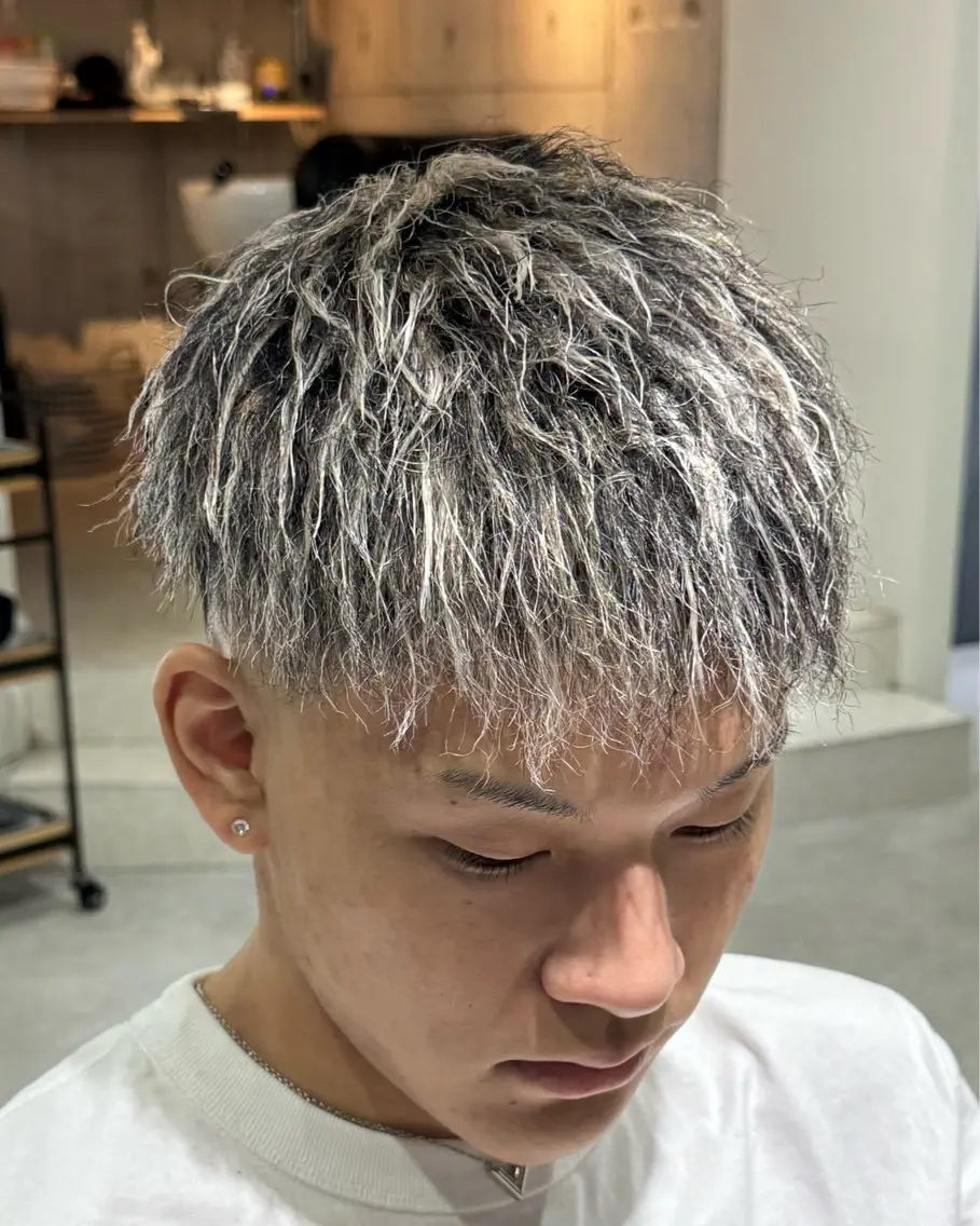 【圧倒的人気】メンズカット+ハイライト+選べるパーマの写真