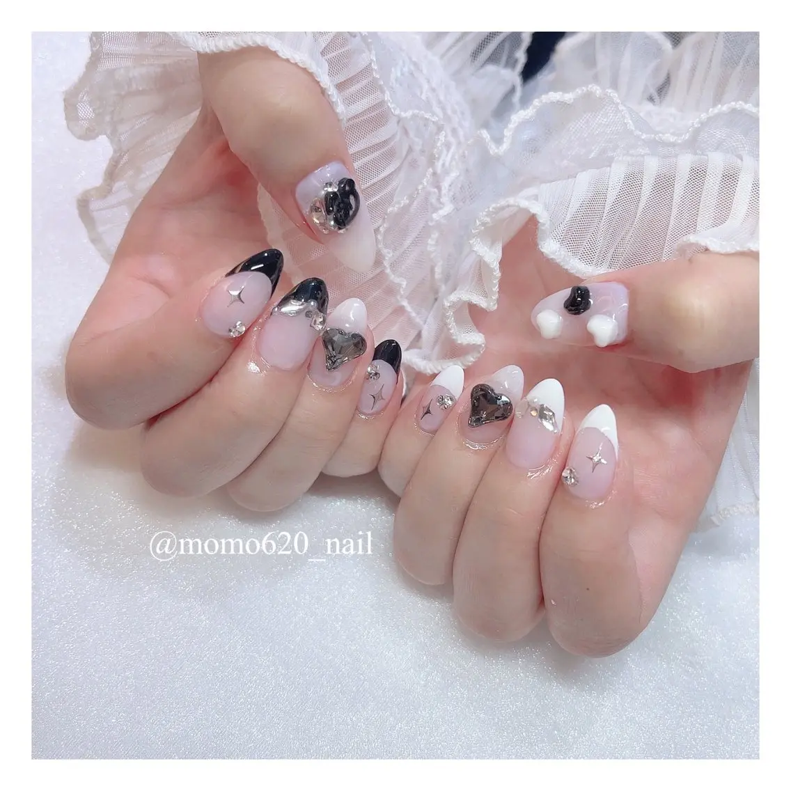 ネイル ホワイト ハンドネイル フットネイル momoka🤍 四ツ橋のネイルデザイン