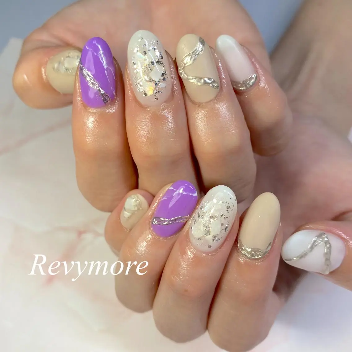 ミディアム ネイル パープルカラー アートネイル ジェルネイル ミラーネイル パープル nail salon Revymoreのネイルデザイン