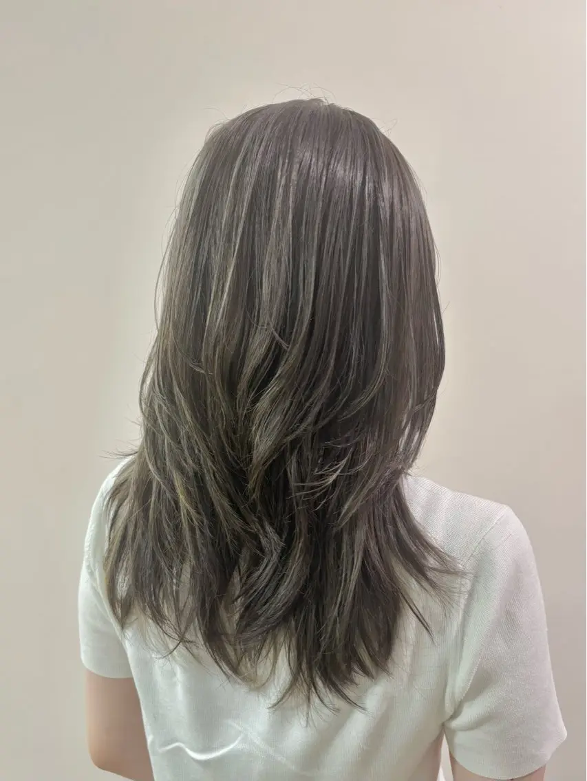 セミロング カラー 古川 琴美のヘアスタイル