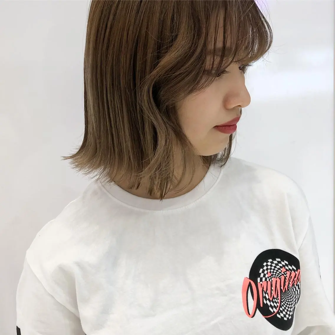 ミディアム カラー ベージュカラー ブリーチ ブルーカラー パープルカラー シルバー カット ヘアカラー 相川 愛実のヘアスタイル