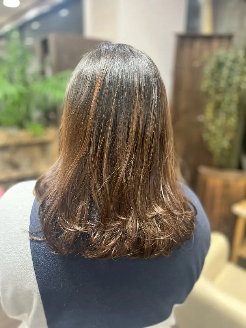 セミロング レイヤーカット assemblage 江川羽南のヘアスタイル