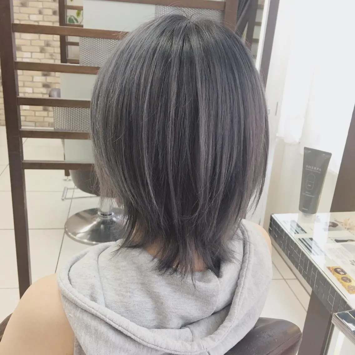 ショート カラー グラデーションカラー シルバー 大平 美沙のヘアスタイル