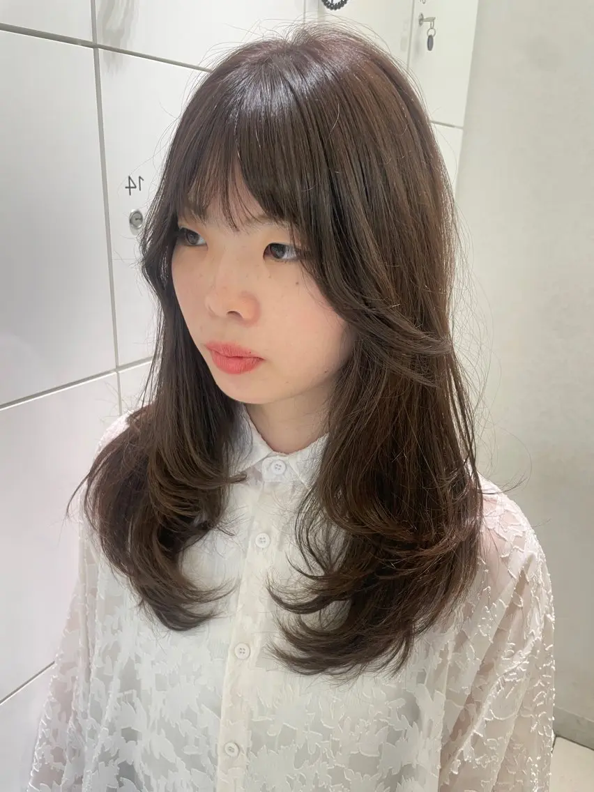 セミロング カラー ブリーチ ブラウンカラー イルミナカラー ブリーチなしカラー レイヤーカット 海外レイヤー/赤み 消しカラー/上原聖奈のヘアスタイル
