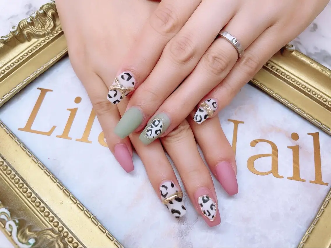 ネイル アニマル柄 ボルドー ブラウン ジェルネイル ハードジェル Lilas Nailのネイルデザイン