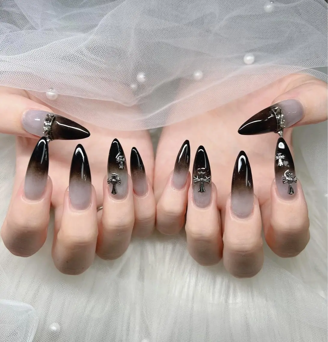ネイル 長さ出し キラキラネイル マグネットネイル ネイルチップ 冬ネイル ハンドネイル Lee Nailsのネイルデザイン