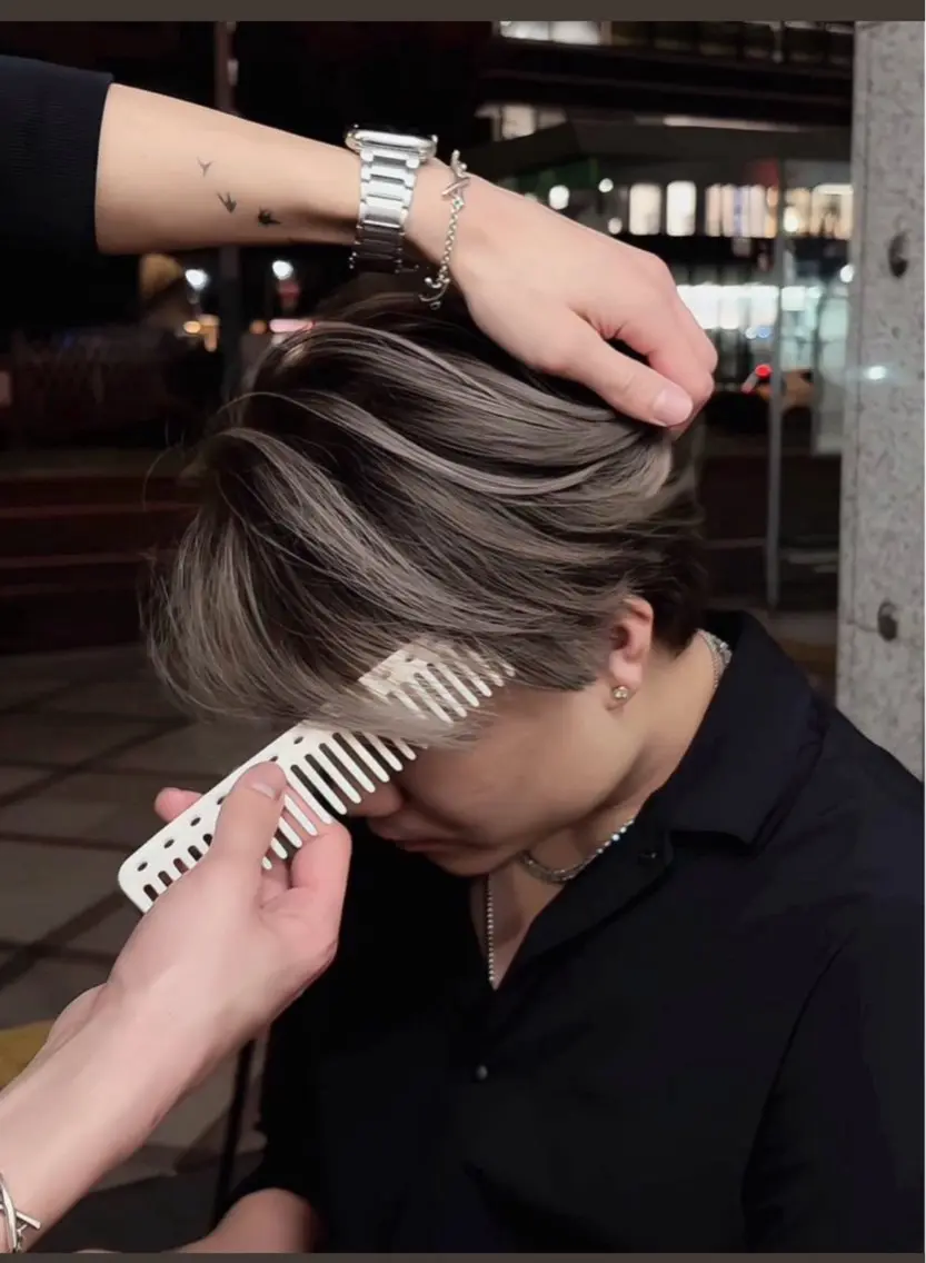 カラー メンズ ヘアカラー ESSENZA 秋山のヘアスタイル