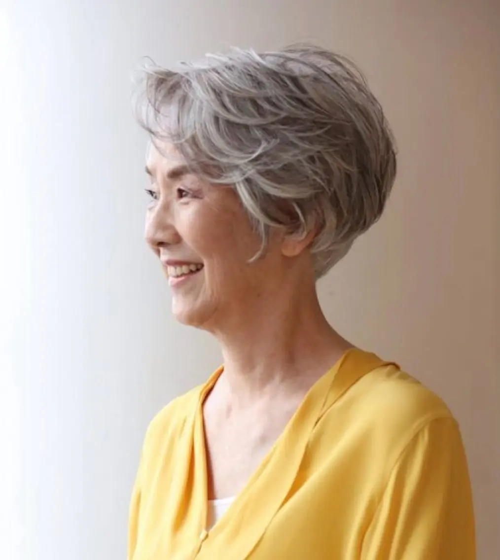 ショート レイヤーカット ミセス デザインカラー🌼 松原 寿花のヘアスタイル