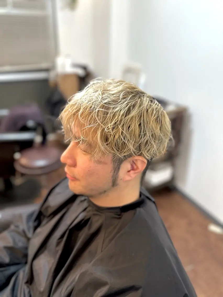 ミディアム パーマ メンズ ミディアムパーマ メンズブリーチ メンズパーマ Luzir⭐︎ GEN⭐︎のヘアスタイル
