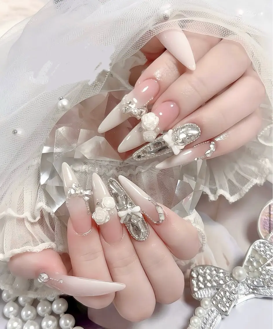 ロング 外国人風カラー 韓国風ヘア ハンドネイル E🌷nail 長さだし専門店のネイルデザイン