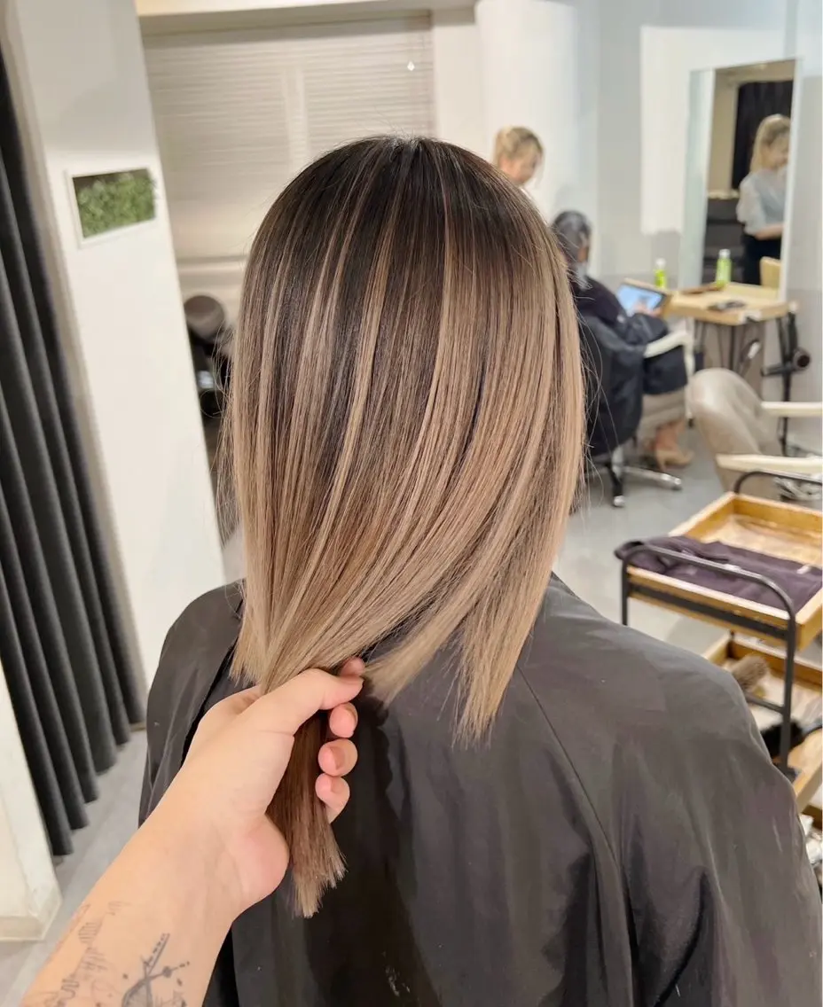 ミディアム カラー バレイヤージュ ベージュカラー ミルクティーベージュ レイヤーカット 指名数No.1 /NAOYAのヘアスタイル