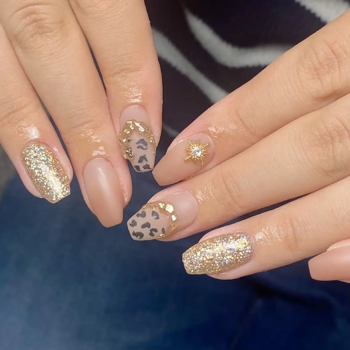 ネイル チークネイル フレンチネイル ジェルネイル ガーリー キラキラネイル ハンドネイル UM Nail Salonのネイルデザイン