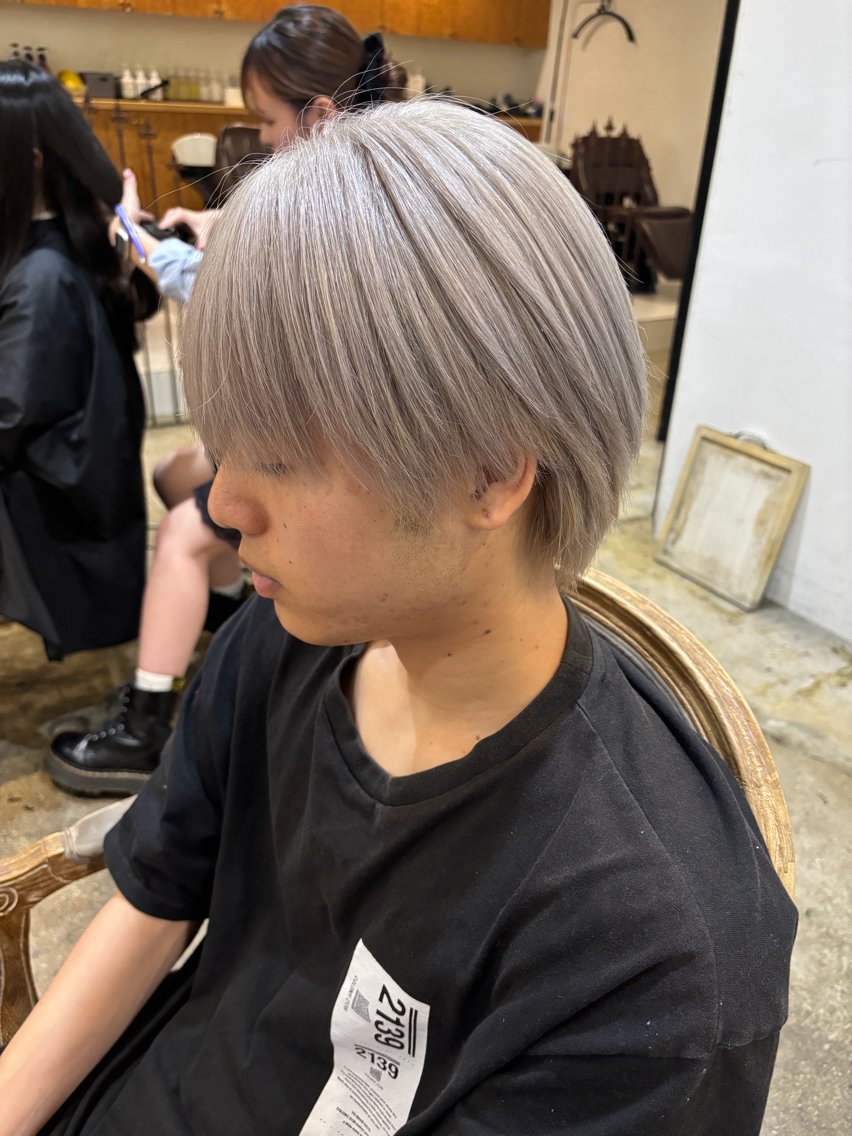 カラー ブリーチ シルバー 小田部 寛太のヘアスタイル