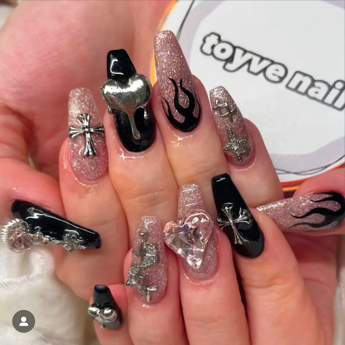 ネイル フレンチネイル ガーリー グラデーション ハート スカルプネイル toyvenail 🖤enaのネイルデザイン